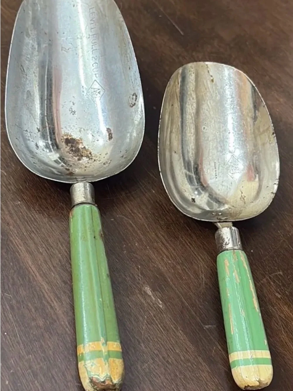 Green chippy wood scoop utensil